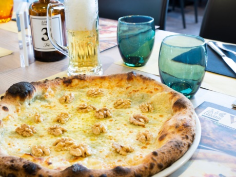 Pizza, 4 Käse und Walnüsse-Restaurant Hotel alla Fonte-Arta Terme-Karnien 